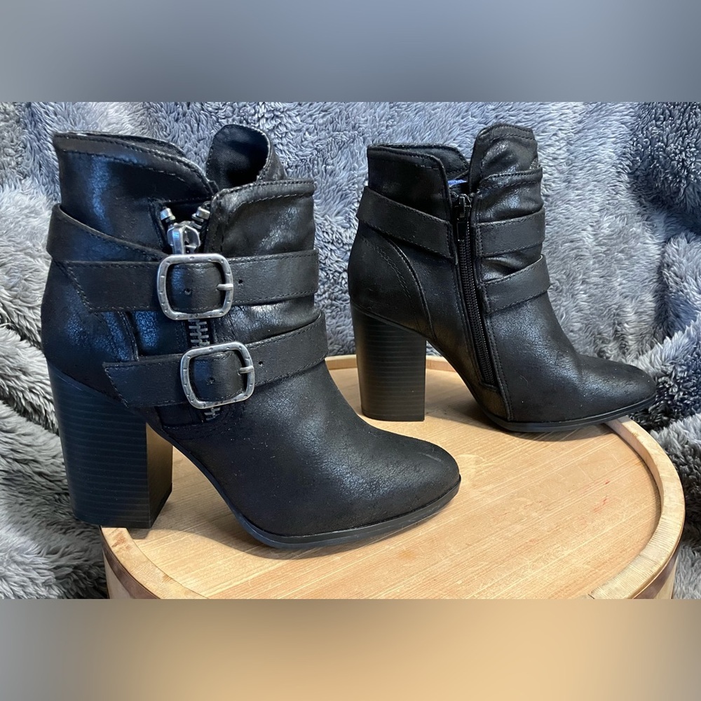 Carlos by Carlos Santana Black Pippin Side Zip Buckle Detail Bootie Boot Size 6